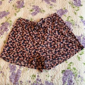 Flower print shorts with pockets and waist tie.